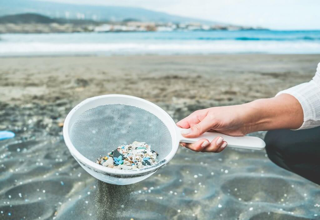 sifting ocean plastic